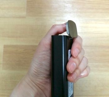 収納缶の上の蓋を取る