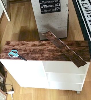カラーボックスに貼った100均のリメイクシート