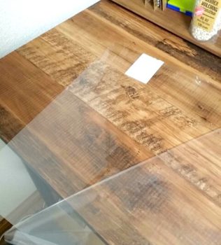 保護ビニールを剥がしたプラスチック板