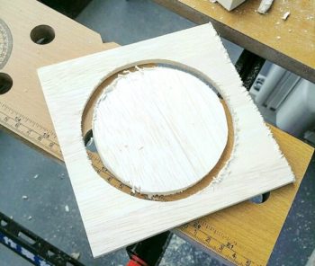 丸く切ったファルカタ材を型に戻す