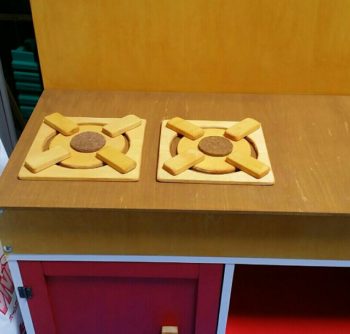 ままごとキッチンの上に置いた木製コンロ