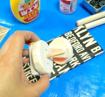 コンロスイッチに開けた穴にダボを挿す