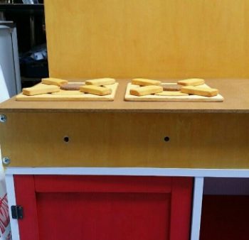 ままごとキッチンにコンロスイッチの穴をあける