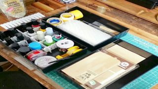100均の収納アイテムで整理整頓した机