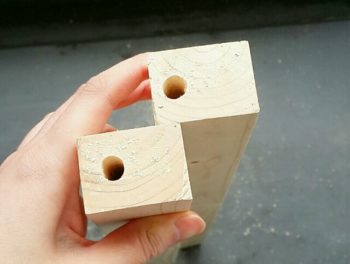 アジャスター金具のネジに太さに合わせた穴をあける