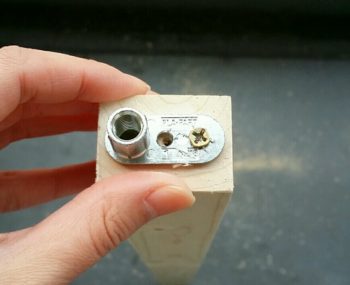 アジャスター金具を固定する