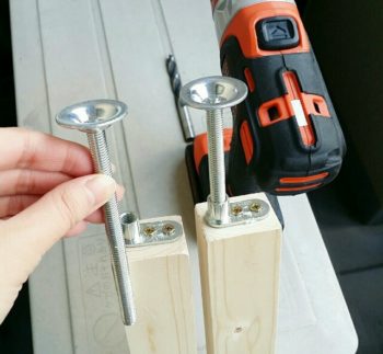 ボルトを回してアジャスター金具のネジをしめる