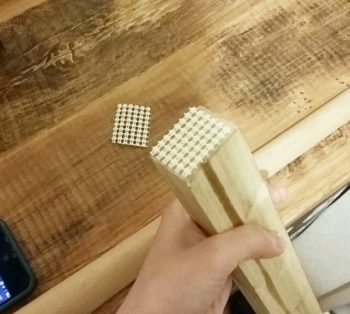 角材に滑り止めシートをはる