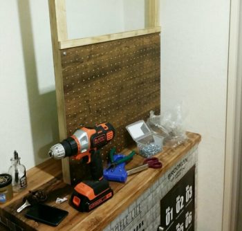 玄関に有孔ボードを貼っていく