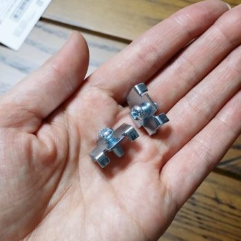 手のひらに置いたカーテンレール金具