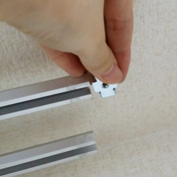 カーテンレール金具をスライドさせてはめ込む