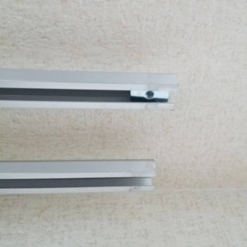 カーテンレール金具をはめ込んだ