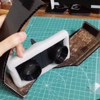 手作りVRゴーグルの方をはめる