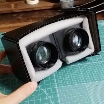 VRゴーグルにクッションをあてる