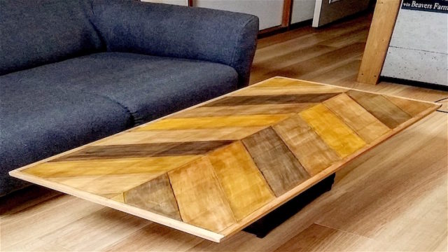 DIYしたヘリンボーン柄のテーブル