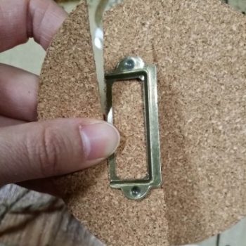 ネームプレートの大きさでコルクをカットする