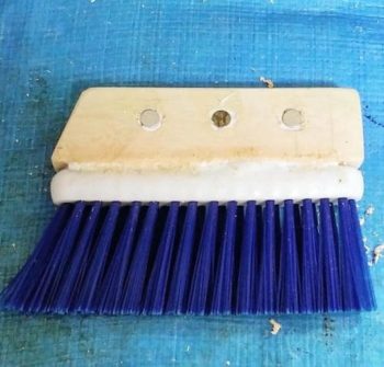 卓上ほうきとサッシぶらしを木工用ボンドでくっつける
