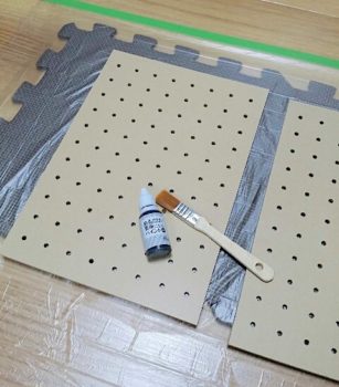 セリアの有孔ボードと黒板塗料