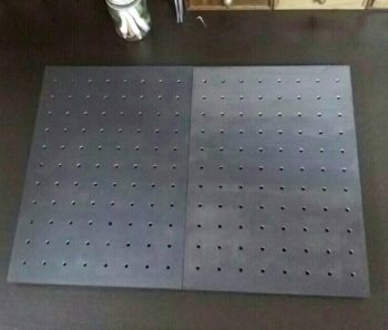 2枚を張り合わせた有孔ボード