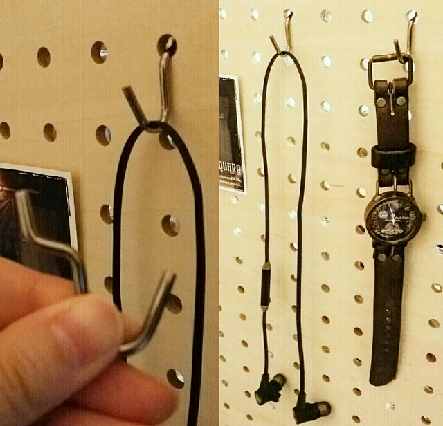 有孔ボードフックに時計や雑貨をかけて収納する