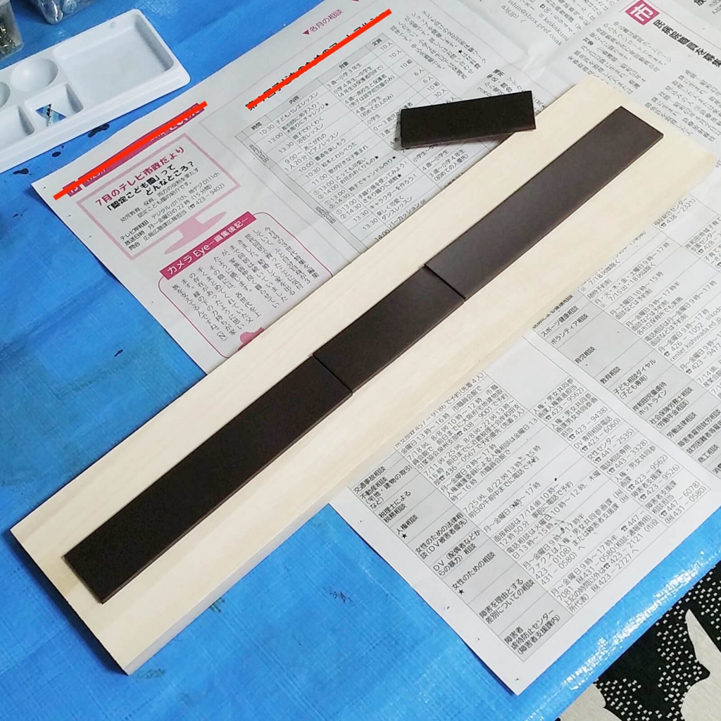 100均の強力磁石を木材に貼る