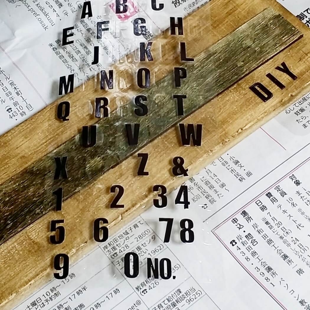 セリアのロゴシールと木材で作ったDIY収納