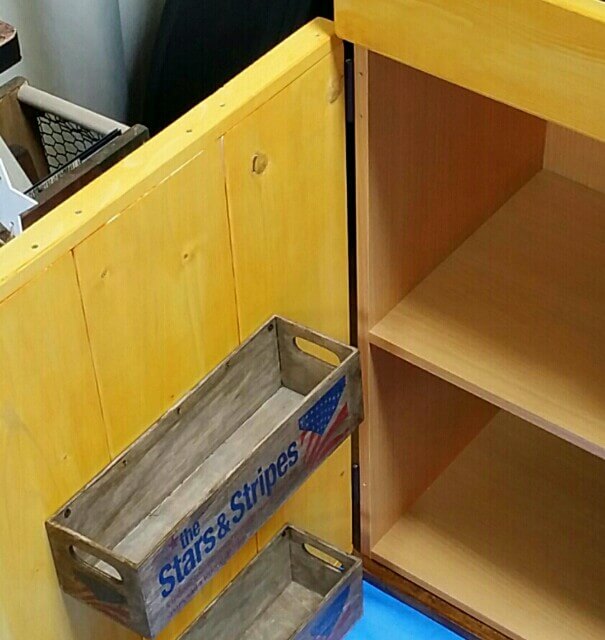 ままごとキッチンの扉を蝶番で固定する