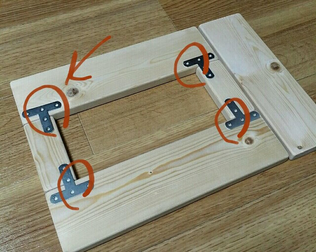 プラ板をT字金具で固定する