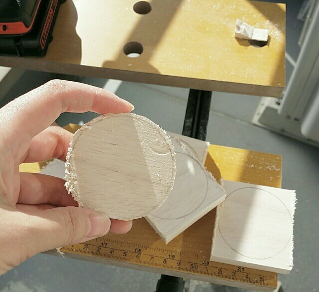 カットした木材を紙やすりで整える