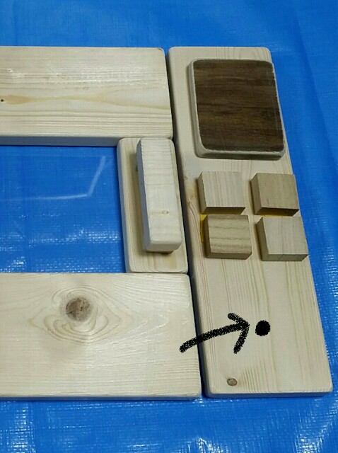 手作りままごとレンジのスイッチを固定する下穴を開ける