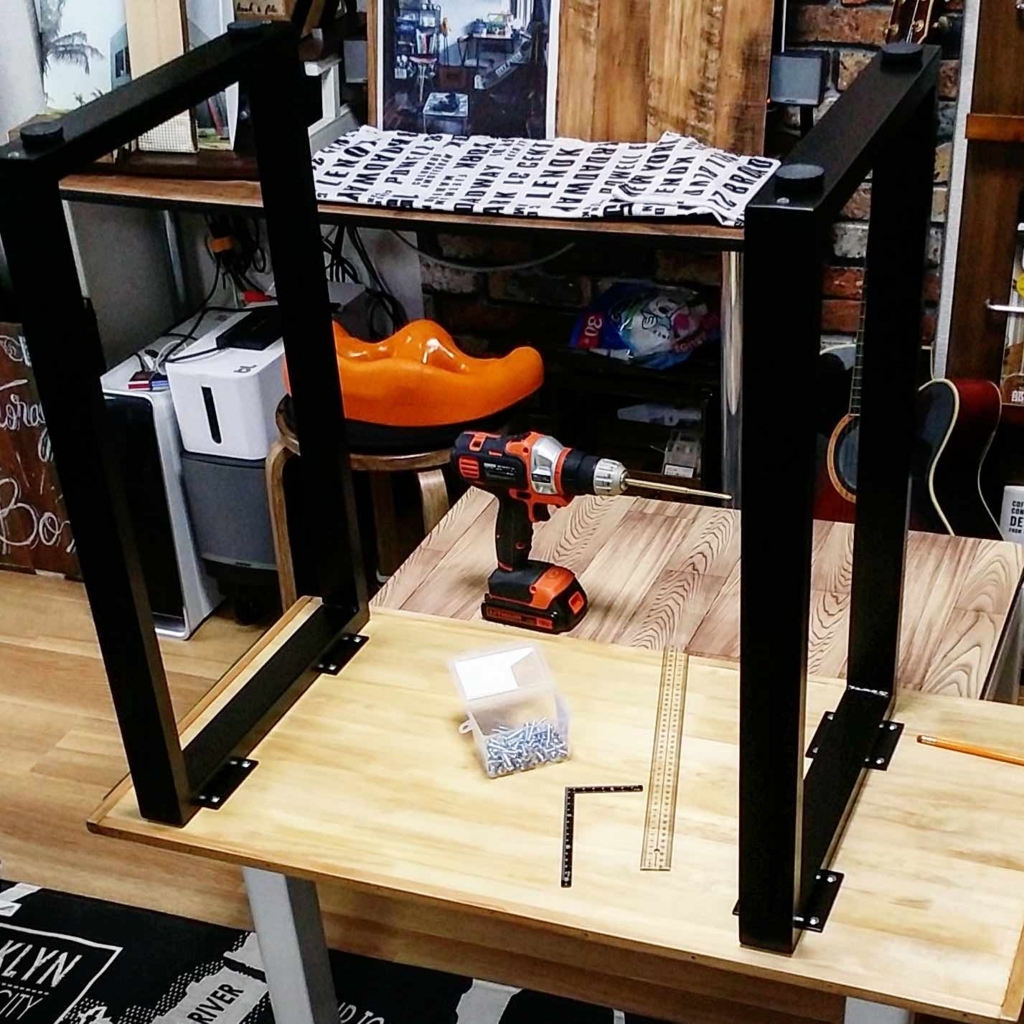 天板にDIYパーツのテーブル脚を付ける