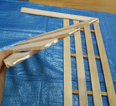 100均のすのこDIYで木工用ボンドを塗る