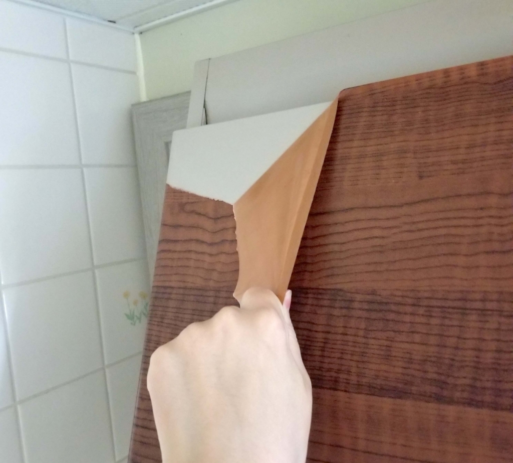 キッチンの換気扇リメイクのシートを剥がす