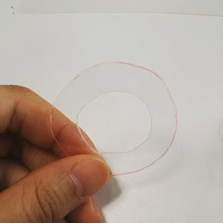 丸く切ったプラバン