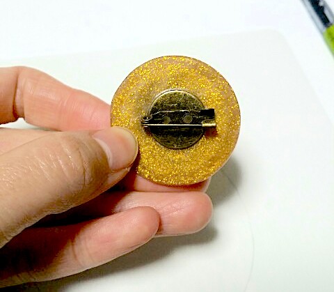 グルーガンを付けたプラバンの裏面