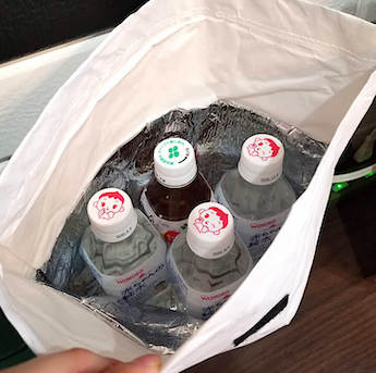 100均のおしゃれな保冷袋に入れたペットボトルの水