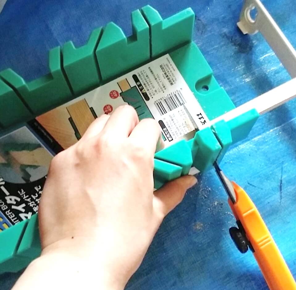 ノコギリが真っ直ぐに切れるガイド