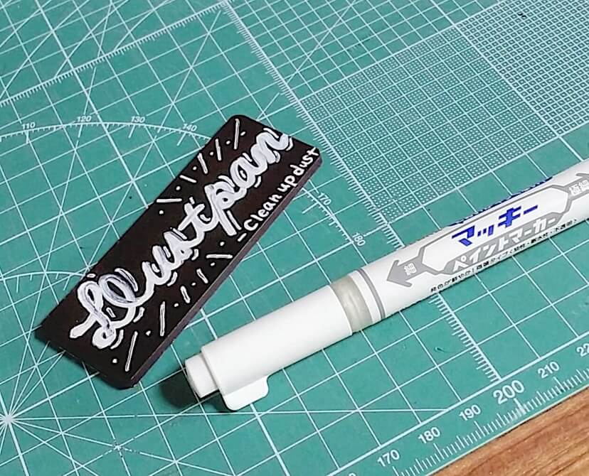 100均のマグネットにレタリング文字を書いてリメイクする