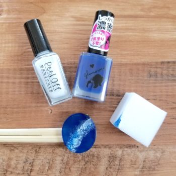 マニキュアの白で宇宙柄を作る