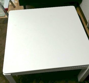 リメイクシールを貼る前のニトリのこたつの天板