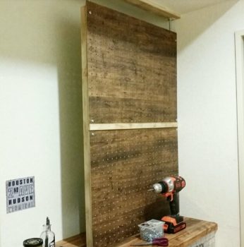賃貸の玄関の取り付けた有孔ボード
