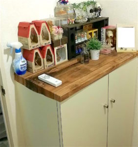 木目の壁紙を貼った靴箱