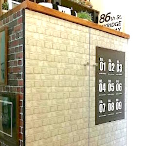 100均のレンガのリメイクシートを貼った玄関の扉