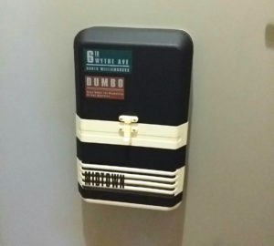 マスキングテープを貼ってリメイクした賃貸の玄関のポスト