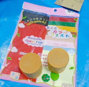 ままごとキッチンの蛇口作りで使うフェルトと円柱木材